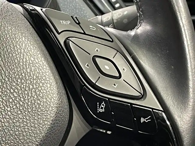 トヨタ Ｃ－ＨＲ G 愛知県 2019(平31)年 7.4万km ホワイトパールクリスタルシャイン 純正９インチナビ(NSZT-Y68T)/(AM/FM/DISC/フルセグTV/SD/Bluetooth/USB/HDMI)/トヨタセーフティセンス　/　　-衝突軽減ブレーキ　/　　-レーダークルーズコントロール　/　　-レーンディパーチャーアラート/　　-オートマチックハイビーム/ブラインドスポットモニター　/シートヒーター　/ビルトインＥＴＣ　/ＬＥＤヘッドライト/LEDフォグランプ　/ドライブレコーダー　/クリアランスソナー/HDMI端子/アクセサリーソケット/プッシュスタート/　　-スマートキー/純正フロアマット/純正18インチAW