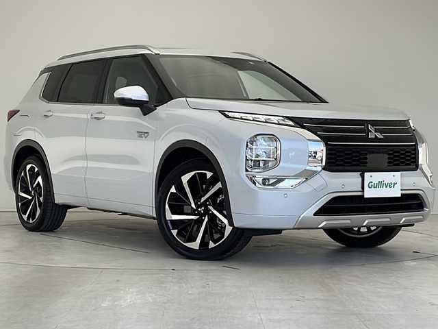 三菱 アウトランダー ＰＨＥＶ P 愛知県 2022(令4)年 2万km ホワイトダイヤモンド マイパイロット/衝突被害軽減ブレーキ/プレミアムサウンド/純正９インチディスプレイオーディオ/全方位カメラ/サンルーフ/レーダークルーズコントロール/電動リアゲート/シートヒーター/フルセグTV/Bluetooth/バックカメラ/パワーシート/ヘッドアップディスプレイ/コーナーセンサー/純正アルミホイール/ルーフレール/ETC2.0/ブラインドスポットモニター/LEDヘッドライト/パドルシフト/ステアリングヒーター/リアオートエアコン/ダウンヒルアシストコントロール/置くだけ充電器/ステアリングスイッチ/スマートキー/プッシュスタート