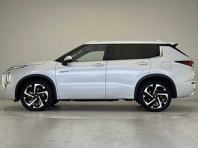 三菱 アウトランダー ＰＨＥＶ P 愛知県 2022(令4)年 2万km ホワイトダイヤモンド マイパイロット/衝突被害軽減ブレーキ/プレミアムサウンド/純正９インチディスプレイオーディオ/全方位カメラ/サンルーフ/レーダークルーズコントロール/電動リアゲート/シートヒーター/フルセグTV/Bluetooth/バックカメラ/パワーシート/ヘッドアップディスプレイ/コーナーセンサー/純正アルミホイール/ルーフレール/ETC2.0/ブラインドスポットモニター/LEDヘッドライト/パドルシフト/ステアリングヒーター/リアオートエアコン/ダウンヒルアシストコントロール/置くだけ充電器/ステアリングスイッチ/スマートキー/プッシュスタート