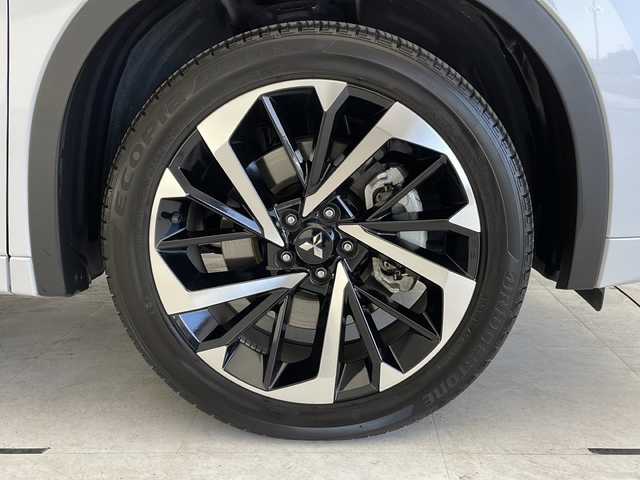 三菱 アウトランダー ＰＨＥＶ P 愛知県 2022(令4)年 2万km ホワイトダイヤモンド マイパイロット/衝突被害軽減ブレーキ/プレミアムサウンド/純正９インチディスプレイオーディオ/全方位カメラ/サンルーフ/レーダークルーズコントロール/電動リアゲート/シートヒーター/フルセグTV/Bluetooth/バックカメラ/パワーシート/ヘッドアップディスプレイ/コーナーセンサー/純正アルミホイール/ルーフレール/ETC2.0/ブラインドスポットモニター/LEDヘッドライト/パドルシフト/ステアリングヒーター/リアオートエアコン/ダウンヒルアシストコントロール/置くだけ充電器/ステアリングスイッチ/スマートキー/プッシュスタート
