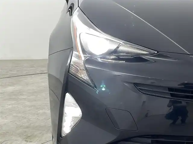 トヨタ プリウス S ツーリングセレクション 福島県 2016(平28)年 6.3万km アティチュードブラックマイカ ワンオーナー/社外HDDナビゲーション/型式：AVIC-ZHO999/【AM/FM/CD/DVD/SD/HDD/Bluetooth/フルセグTV】/・バックカメラ/・純正ETC/レザーシート/・運転席＋助手席シートヒーター/ステアリングスイッチ/LEDヘッドライト/・オートライト/・フロントフォグライト/全席オートパワーウィンドウ/純正17インチアルミホイール/電動格納ウィンカーミラー/・オートミラー/ABS/横滑り防止装置/盗難防止装置/プッシュスタート/・スマートキー/取扱説明書