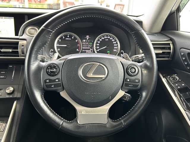 レクサス ＩＳ 200t バージョンL 鳥取県 2016(平28)年 5.7万km ソニッククォーツ スマートキーx2個/ブラックレザーシート/プリクラッシュセーフティ/ブラインドスポットモニタリング/レーダークルーズコントロール/レーンデパーチャーアラート/インテリジェントソナー/前後ドライブレコーダー/メーカーナビゲーション/フルセグ・Bluetooth/ブルーレイ再生可能/バックカメラ/前席パワーシート（Dメモリ）/エアーシート（ヒーター）/テレスコピックステアリング/オートリトラクトミラー/オートワイパー/オートライト/オートサンシェード/ビルトインETC/保証書・取説