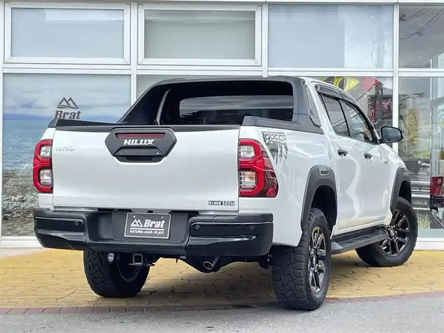 トヨタ ハイラックス Z レボロッコエディション 道北・旭川 2024(令6)年 0.9万km プラチナホワイトパールマイカ ・純正ナビ/・全方位カメラ/・アルパイン地上デジタルチューナー（RUE-T500）/・フロントリフトアップ/・LADDER　airplex バグガード/・トヨタベッドライナー/・リアゲートリフトアシスト/・ヒッチメンバー/・SUPERCATレーダー/・DRT－H68Aドライブレコーダー/・HDMI入力端子/・ROCCOデカール/・ミラーヒーター/・リアフォグライト/・ETC2.0/・プッシュスタート/・保証書