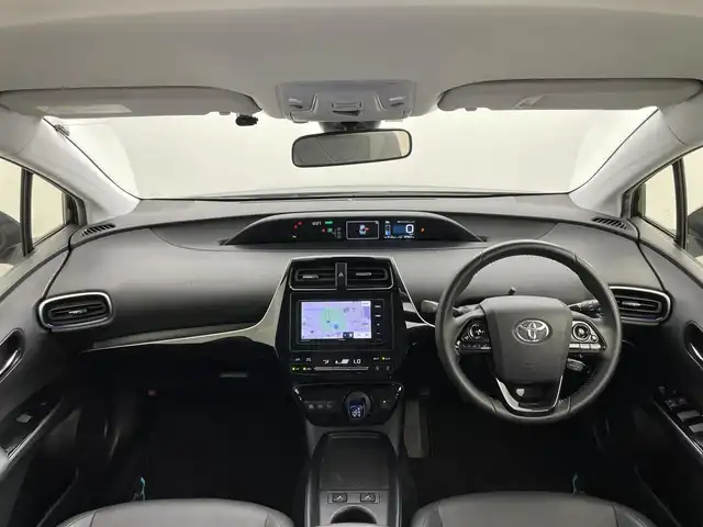 トヨタ プリウス S ツーリングセレクション 岡山県 2019(平31)年 4.8万km アティチュードブラックマイカ 社外7インチSDナビ/（CD/DVD/フルセグ/BT)/衝突軽減ブレーキ/レーダークルーズコントロール/ビルトインETC/D/N席シートヒーター/LEDヘッドライト/バックカメラ/コーナーセンサー/オートハイビーム/プッシュスタート/スマートキー/スペアキー/アイドリングストップ/ミュージックサーバー/純正フロアマット/純正17インチアルミホイール