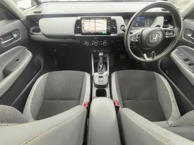 ホンダ フィット e:HEV RS 徳島県 2022(令4)年 2.4万km プラチナホワイトパール ホンダコネクトディスプレイ/　BT/ラジオ/フルセグ/USB/カープレイ/バックカメラ/ビルトインETC2.0/360°ドライブレコーダー/コーナーセンサー/LEDヘッドライト/ハーフレザーシート/オートリラミラー/純正フロアマット/ドアバイザー/パーキングセンサー警報/パドルシフト/オートブレーキホールド/新車時保証書/取扱説明書