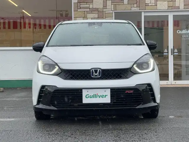 ホンダ フィット e:HEV RS 徳島県 2022(令4)年 2.4万km プラチナホワイトパール ホンダコネクトディスプレイ/　BT/ラジオ/フルセグ/USB/カープレイ/バックカメラ/ビルトインETC2.0/360°ドライブレコーダー/コーナーセンサー/LEDヘッドライト/ハーフレザーシート/オートリラミラー/純正フロアマット/ドアバイザー/パーキングセンサー警報/パドルシフト/オートブレーキホールド/新車時保証書/取扱説明書
