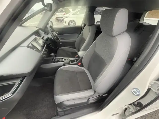 ホンダ フィット e:HEV RS 徳島県 2022(令4)年 2.4万km プラチナホワイトパール ホンダコネクトディスプレイ/　BT/ラジオ/フルセグ/USB/カープレイ/バックカメラ/ビルトインETC2.0/360°ドライブレコーダー/コーナーセンサー/LEDヘッドライト/ハーフレザーシート/オートリラミラー/純正フロアマット/ドアバイザー/パーキングセンサー警報/パドルシフト/オートブレーキホールド/新車時保証書/取扱説明書
