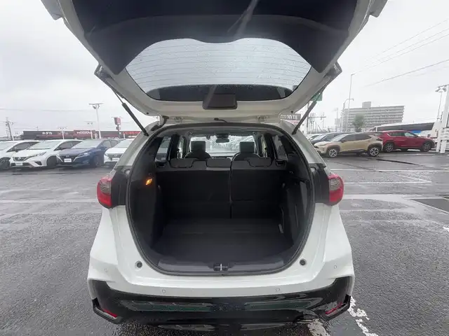 ホンダ フィット e:HEV RS 徳島県 2022(令4)年 2.4万km プラチナホワイトパール ホンダコネクトディスプレイ/　BT/ラジオ/フルセグ/USB/カープレイ/バックカメラ/ビルトインETC2.0/360°ドライブレコーダー/コーナーセンサー/LEDヘッドライト/ハーフレザーシート/オートリラミラー/純正フロアマット/ドアバイザー/パーキングセンサー警報/パドルシフト/オートブレーキホールド/新車時保証書/取扱説明書