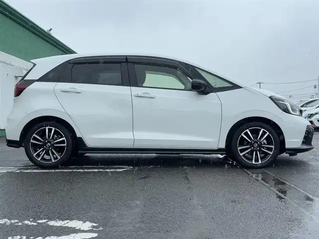 ホンダ フィット e:HEV RS 徳島県 2022(令4)年 2.4万km プラチナホワイトパール ホンダコネクトディスプレイ/　BT/ラジオ/フルセグ/USB/カープレイ/バックカメラ/ビルトインETC2.0/360°ドライブレコーダー/コーナーセンサー/LEDヘッドライト/ハーフレザーシート/オートリラミラー/純正フロアマット/ドアバイザー/パーキングセンサー警報/パドルシフト/オートブレーキホールド/新車時保証書/取扱説明書