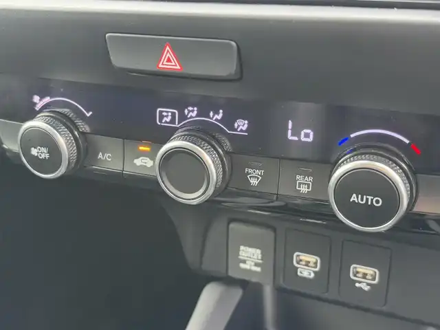 ホンダ フィット e:HEV RS 徳島県 2022(令4)年 2.4万km プラチナホワイトパール ホンダコネクトディスプレイ/　BT/ラジオ/フルセグ/USB/カープレイ/バックカメラ/ビルトインETC2.0/360°ドライブレコーダー/コーナーセンサー/LEDヘッドライト/ハーフレザーシート/オートリラミラー/純正フロアマット/ドアバイザー/パーキングセンサー警報/パドルシフト/オートブレーキホールド/新車時保証書/取扱説明書