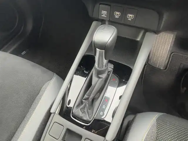 ホンダ フィット e:HEV RS 徳島県 2022(令4)年 2.4万km プラチナホワイトパール ホンダコネクトディスプレイ/　BT/ラジオ/フルセグ/USB/カープレイ/バックカメラ/ビルトインETC2.0/360°ドライブレコーダー/コーナーセンサー/LEDヘッドライト/ハーフレザーシート/オートリラミラー/純正フロアマット/ドアバイザー/パーキングセンサー警報/パドルシフト/オートブレーキホールド/新車時保証書/取扱説明書