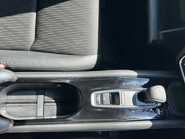 ホンダ ヴェゼル ハイブリッド Z ホンダセンシング 山形県 2020(令2)年 6.3万km プラチナホワイトパール ホンダセンシング/クルーズコントロール/純正8インチナビ/（フルセグTV/Bluetooth/CD/DVD）/Apple Car-Play/バックカメラ/ドライブレコーダー/ビルトインETC/ワイパーデアイサー/ステアリングスイッチ/パドルシフト/ハーフレザーシート/前席シートヒーター/純正17インチAW/モデューロエアロ/LEDヘッドライト/オートライト/フォグランプ/革巻きステアリング/電動パーキングスイッチ/スマートキー×２/保証書/禁煙車