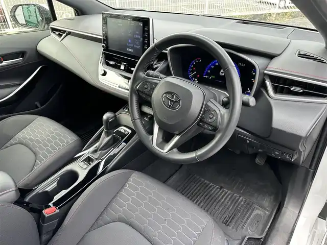 トヨタ カローラ スポーツ ハイブリッドG Z 島根県 2022(令4)年 3.3万km プラチナホワイトパールマイカ 登録時走行距離32321km/純正ディスプレイオーディオ（ナビ有）/(AM/FM/USB/BT/Mira Cast)/フルセグテレビ/バックカメラ/ビルトインETC/ドライブレコーダー前後/前席シートヒーター/衝突軽減ブレーキ/コーナーセンサー/レーダークルーズコントロール/レーンキープアシスト/オートハイビーム/LEDオートヘッドライト/ブラインドスポットモニター/純正フロアマット/純正18インチAW