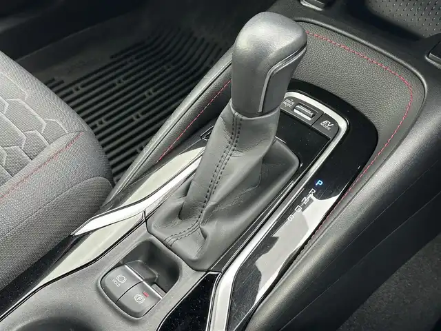 トヨタ カローラ スポーツ ハイブリッドG Z 島根県 2022(令4)年 3.3万km プラチナホワイトパールマイカ 登録時走行距離32321km/純正ディスプレイオーディオ（ナビ有）/(AM/FM/USB/BT/Mira Cast)/フルセグテレビ/バックカメラ/ビルトインETC/ドライブレコーダー前後/前席シートヒーター/衝突軽減ブレーキ/コーナーセンサー/レーダークルーズコントロール/レーンキープアシスト/オートハイビーム/LEDオートヘッドライト/ブラインドスポットモニター/純正フロアマット/純正18インチAW