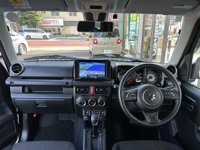 スズキ ジムニー XC 大分県 2022(令4)年 0.3万km ブルーイッシュブラックパール3 商品登録時：2738キロ/純正ナビ（SKX-S809）/【フルセグTV/Bluetooth/DVD/CD/SD】/ETC/バックカメラ/クルーズコントロール/車線逸脱警報機能/誤発進抑制機能/デュアルセンサーブレーキサポート/ふらつき警報機能/シートヒーター（D/N席）/LEDヘッドライト/アイドリングストップ/電動格納ウィンカーミラー/プッシュスタート/革巻ステアリング/ステアリングスイッチ/シガーソケット/オートマチックハイビーム/フォグランプ/純正フロアマット/保証書/取説