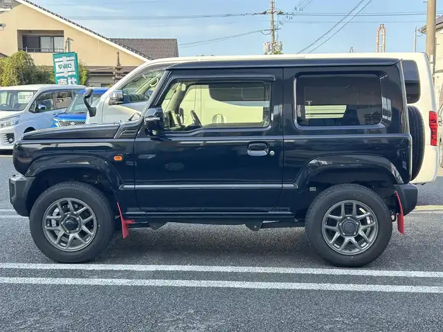 スズキ ジムニー XC 大分県 2022(令4)年 0.3万km ブルーイッシュブラックパール3 商品登録時：2738キロ/純正ナビ（SKX-S809）/【フルセグTV/Bluetooth/DVD/CD/SD】/ETC/バックカメラ/クルーズコントロール/車線逸脱警報機能/誤発進抑制機能/デュアルセンサーブレーキサポート/ふらつき警報機能/シートヒーター（D/N席）/LEDヘッドライト/アイドリングストップ/電動格納ウィンカーミラー/プッシュスタート/革巻ステアリング/ステアリングスイッチ/シガーソケット/オートマチックハイビーム/フォグランプ/純正フロアマット/保証書/取説