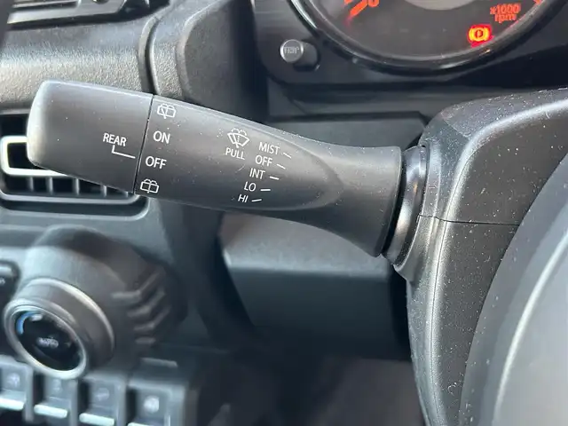 スズキ ジムニー XC 大分県 2022(令4)年 0.3万km ブルーイッシュブラックパール3 商品登録時：2738キロ/純正ナビ（SKX-S809）/【フルセグTV/Bluetooth/DVD/CD/SD】/ETC/バックカメラ/クルーズコントロール/車線逸脱警報機能/誤発進抑制機能/デュアルセンサーブレーキサポート/ふらつき警報機能/シートヒーター（D/N席）/LEDヘッドライト/アイドリングストップ/電動格納ウィンカーミラー/プッシュスタート/革巻ステアリング/ステアリングスイッチ/シガーソケット/オートマチックハイビーム/フォグランプ/純正フロアマット/保証書/取説