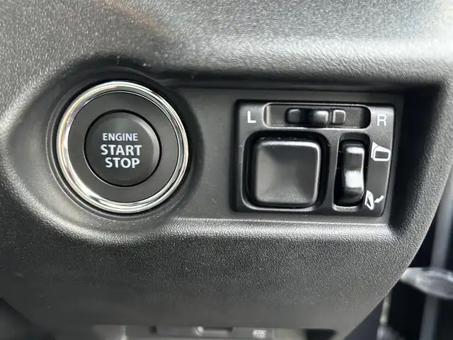 スズキ ジムニー XC 大分県 2022(令4)年 0.3万km ブルーイッシュブラックパール3 商品登録時：2738キロ/純正ナビ（SKX-S809）/【フルセグTV/Bluetooth/DVD/CD/SD】/ETC/バックカメラ/クルーズコントロール/車線逸脱警報機能/誤発進抑制機能/デュアルセンサーブレーキサポート/ふらつき警報機能/シートヒーター（D/N席）/LEDヘッドライト/アイドリングストップ/電動格納ウィンカーミラー/プッシュスタート/革巻ステアリング/ステアリングスイッチ/シガーソケット/オートマチックハイビーム/フォグランプ/純正フロアマット/保証書/取説