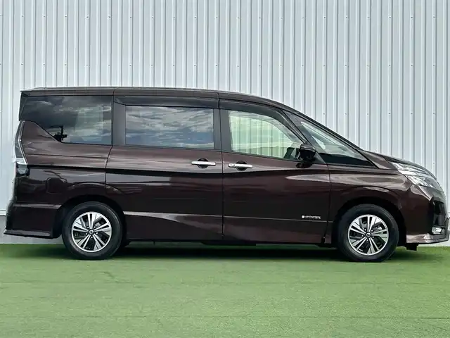 日産 セレナ e－パワー ハイウェイスター V 香川県 2022(令4)年 3.8万km インペリアルアンバーP 純正10インチナビゲーション/プロパイロット（レーダークルーズコントロール）/アラウンドビューモニター/クリアランスソナー（前後）/両側パワースライドドア/デジタルインナーミラー/衝突被害軽減ブレーキ/車線逸脱警報/踏み間違い衝突防止アシスト/オートホールド付きパーキングアシスト/ビルトインETC/ドライブレコーダー（前後）/LEDオートライト/LEDフォグランプ/オートハイビーム/15インチアルミホイール/電動格納ミラー（ウィンカー付）/後席サンシェード/パーソナルテーブル（後席）/スマートキー/プッシュスタート