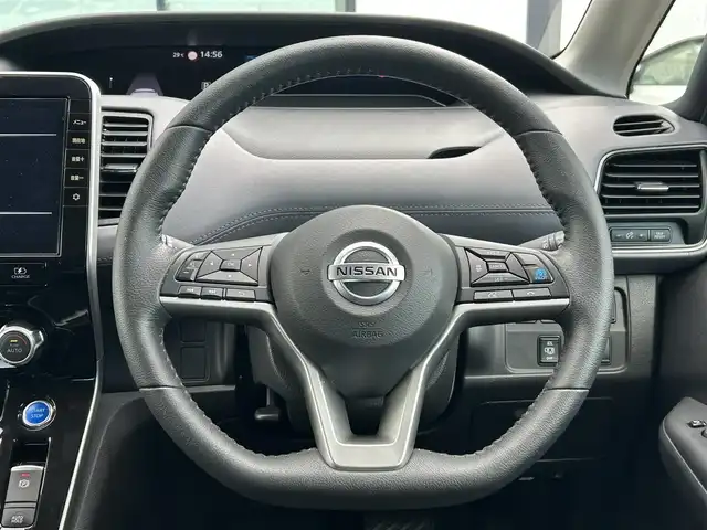 日産 セレナ e－パワー ハイウェイスター V 香川県 2022(令4)年 3.8万km インペリアルアンバーP 純正10インチナビゲーション/プロパイロット（レーダークルーズコントロール）/アラウンドビューモニター/クリアランスソナー（前後）/両側パワースライドドア/デジタルインナーミラー/衝突被害軽減ブレーキ/車線逸脱警報/踏み間違い衝突防止アシスト/オートホールド付きパーキングアシスト/ビルトインETC/ドライブレコーダー（前後）/LEDオートライト/LEDフォグランプ/オートハイビーム/15インチアルミホイール/電動格納ミラー（ウィンカー付）/後席サンシェード/パーソナルテーブル（後席）/スマートキー/プッシュスタート