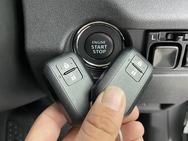スズキ ジムニー XC 群馬県 2025(令7)年 0.1千km ミディアムグレー 届出済未使用車(登録時走行距離：7km)/＝＝＝＝＝/届出済未使用車　スズキセーフティサポート　ＬＥＤヘッドライト　純正１６インチアルミホイール　シートヒーター　クルーズコントロール　４ＷＤ　コーナーセンサー　ＥＴＣ　オートマチックハイビーム　スマートキ