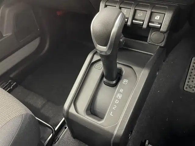 スズキ ジムニー XC 群馬県 2025(令7)年 0.1千km ミディアムグレー 届出済未使用車(登録時走行距離：7km)/＝＝＝＝＝/届出済未使用車　スズキセーフティサポート　ＬＥＤヘッドライト　純正１６インチアルミホイール　シートヒーター　クルーズコントロール　４ＷＤ　コーナーセンサー　ＥＴＣ　オートマチックハイビーム　スマートキ