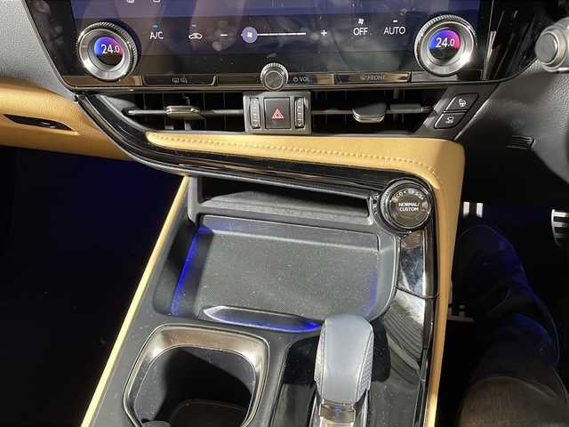 レクサス ＮＸ 350h Fスポーツ 沖縄県 2024(令6)年 1.6万km グラファイトブラックガラスフレーク 禁煙車/純正14インチディスプレイオーディオ/【AM/FM/BT/フルセグTV】/パノラマミックビューモニター/ETC2.0/デジタルインナーミラー/アドバンスドパーク/レーダークルーズコントロール/オレンジキャリパー/パワーバックドア/前席シートベンチレーション/ステアリングヒーター/ヘッドアップディスプレイ/アダプティブLEDヘッドライト/ハイビームアシスト/クリアランスソナー/プロジェクションカーテンイルミ/純正フロアマット/純正ラゲッジマット/革巻きステアリング/純正20インチアルミ