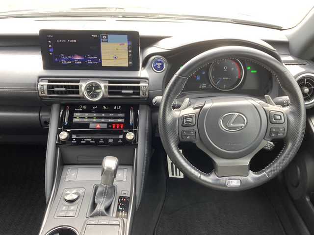 レクサス ＩＳ 300h Fスポーツ 佐賀県 2021(令3)年 3万km ソニッククロム メーカーナビ/バックモニター/プリクラッシュセーフティ/レーンディパーチャーアラート/オートハイビーム/アダプティブクルーズコントロール/ブラインドスポットモニター/クリアランスソナー/電動パーキングブレーキ/ETC/ブラックレザーシート/パワーシート/シートヒーター/ステアリングヒーター/ステアリングリモコン/プッシュスタート/スマートキー/3眼LEDヘッドライト/純正アルミホイール