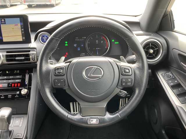 レクサス ＩＳ 300h Fスポーツ 佐賀県 2021(令3)年 3万km ソニッククロム メーカーナビ/バックモニター/プリクラッシュセーフティ/レーンディパーチャーアラート/オートハイビーム/アダプティブクルーズコントロール/ブラインドスポットモニター/クリアランスソナー/電動パーキングブレーキ/ETC/ブラックレザーシート/パワーシート/シートヒーター/ステアリングヒーター/ステアリングリモコン/プッシュスタート/スマートキー/3眼LEDヘッドライト/純正アルミホイール