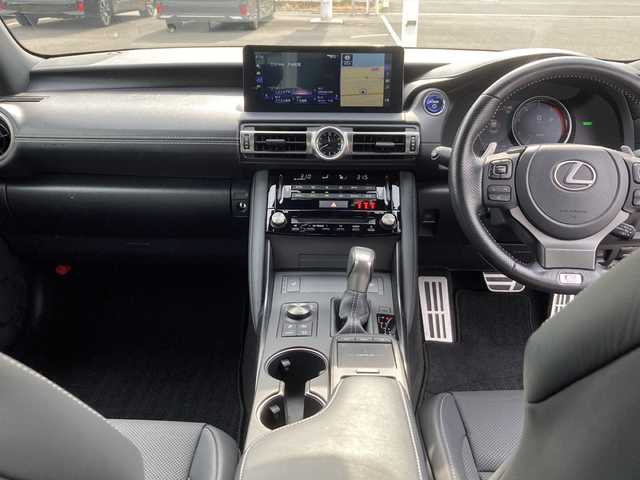 レクサス ＩＳ 300h Fスポーツ 佐賀県 2021(令3)年 3万km ソニッククロム メーカーナビ/バックモニター/プリクラッシュセーフティ/レーンディパーチャーアラート/オートハイビーム/アダプティブクルーズコントロール/ブラインドスポットモニター/クリアランスソナー/電動パーキングブレーキ/ETC/ブラックレザーシート/パワーシート/シートヒーター/ステアリングヒーター/ステアリングリモコン/プッシュスタート/スマートキー/3眼LEDヘッドライト/純正アルミホイール