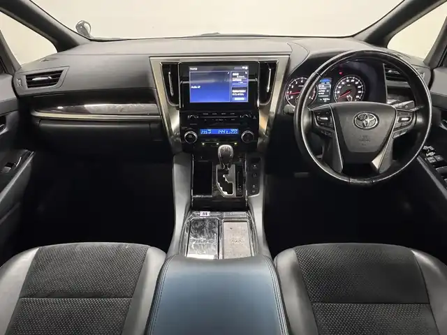 トヨタ アルファード S タイプゴールドⅡ 三重県 2022(令4)年 6.5万km ブラック ガソリン/FF/MTモード付インパネCVT/純正 9インチディスプレイオーディオ/（AM/FM/USB/iPod/Bluetooth/Miracast/AppleCarPlay/AndroidAuto）/モデリスタエアロ（F/R下）＋スポーツマフラー/バックガイドモニター/両側パワースライドドア/ETC/Toyota Safety Sense/●プリクラッシュセーフティ/●レーントレーシングアシスト/●レーダークルコン/●ロードサインアシスト/●アダプティブハイビームシステム/・【OP】ブラインドスポットモニター＋リヤクロストラフィックアラート*/・先行車発進告知機能/・パーキングサポートブレーキ（前後静止物＋後方接近車両*）/・など/装備/・3眼LEDヘッドランプ（専用加飾）/・3.5SC/2.5S Cパッケージ用大型ハイグレードコンソール（アームレスト付）/・ハーフレザーシート/・左右＆後席独立オートエアコン/・パワーバックドア/・オットマンシート（2nd）/・ステアリングスイッチ/・電子パーキングブレーキ＆ブレーキホールド/・オートライト/・純正18inAW/・保/取/ナビ取/・スマートキーx2/など