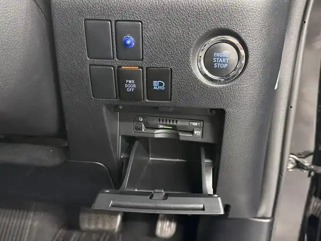 トヨタ アルファード S タイプゴールドⅡ 三重県 2022(令4)年 6.5万km ブラック ガソリン/FF/MTモード付インパネCVT/純正 9インチディスプレイオーディオ/（AM/FM/USB/iPod/Bluetooth/Miracast/AppleCarPlay/AndroidAuto）/モデリスタエアロ（F/R下）＋スポーツマフラー/バックガイドモニター/両側パワースライドドア/ETC/Toyota Safety Sense/●プリクラッシュセーフティ/●レーントレーシングアシスト/●レーダークルコン/●ロードサインアシスト/●アダプティブハイビームシステム/・【OP】ブラインドスポットモニター＋リヤクロストラフィックアラート*/・先行車発進告知機能/・パーキングサポートブレーキ（前後静止物＋後方接近車両*）/・など/装備/・3眼LEDヘッドランプ（専用加飾）/・3.5SC/2.5S Cパッケージ用大型ハイグレードコンソール（アームレスト付）/・ハーフレザーシート/・左右＆後席独立オートエアコン/・パワーバックドア/・オットマンシート（2nd）/・ステアリングスイッチ/・電子パーキングブレーキ＆ブレーキホールド/・オートライト/・純正18inAW/・保/取/ナビ取/・スマートキーx2/など