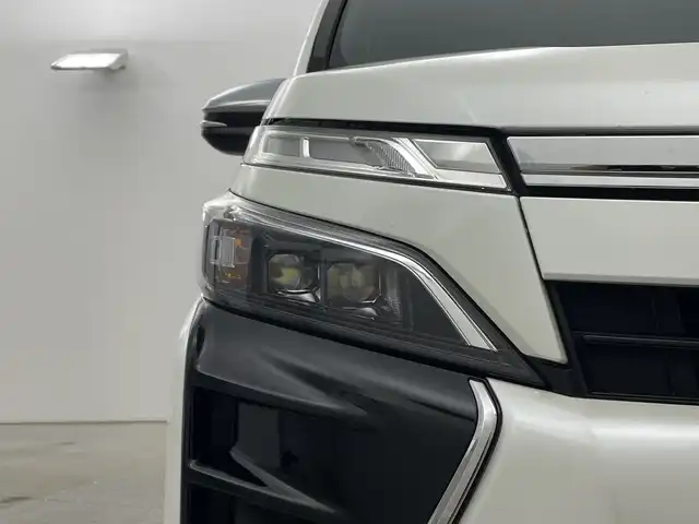 トヨタ ヴォクシー ZS 煌Ⅱ 新潟県 2019(令1)年 5.7万km ホワイトパールクリスタルシャイン プッシュスタート/スマートキー/スペアキー1本/トヨタセーフティセンス/メモリナビ　型式NSZT-Y68T/CD/USB/SD/バックカメラ/フルセグ/ドライブレコーダー前方/両側パワースライドドア/LEDライト/フロアマット/バイザー/新車時保証書