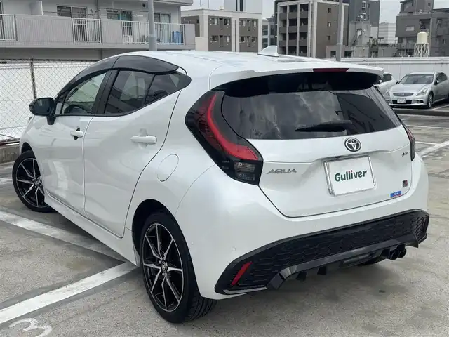 トヨタ アクア GRスポーツ 広島県 2024(令6)年 2.3万km プラチナホワイトパールマイカ ワンオーナー/トヨタチームメイト/・アドバンストパーク/・シースルー機能付パノラミックビューモニター/・パーキングサポートブレーキ/10.5インチディスプレーオーディオ/・Bluetooth/ブラインドスポットモニター/コンフォートパッケージ/・D席イージーリターン機能/・シートヒーター/・N席シートバックポケット/・ステアリングヒーター/ドライブレコーダー付自動防眩インナーミラー/セーフティーセンス/・プリクラッシュセーフティ/・レーントレーシングアシスト/・レーダークルーズコントロール/・オートマチックハイビーム/・ロードサインアシスト