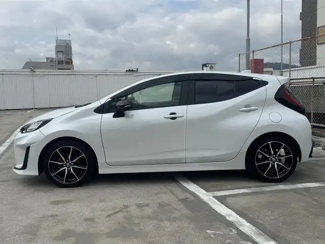 トヨタ アクア GRスポーツ 広島県 2024(令6)年 2.3万km プラチナホワイトパールマイカ ワンオーナー/トヨタチームメイト/・アドバンストパーク/・シースルー機能付パノラミックビューモニター/・パーキングサポートブレーキ/10.5インチディスプレーオーディオ/・Bluetooth/ブラインドスポットモニター/コンフォートパッケージ/・D席イージーリターン機能/・シートヒーター/・N席シートバックポケット/・ステアリングヒーター/ドライブレコーダー付自動防眩インナーミラー/セーフティーセンス/・プリクラッシュセーフティ/・レーントレーシングアシスト/・レーダークルーズコントロール/・オートマチックハイビーム/・ロードサインアシスト