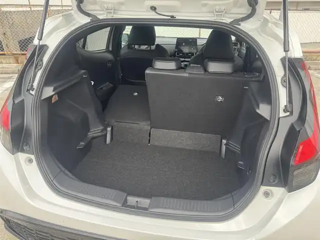 トヨタ アクア GRスポーツ 広島県 2024(令6)年 2.3万km プラチナホワイトパールマイカ ワンオーナー/トヨタチームメイト/・アドバンストパーク/・シースルー機能付パノラミックビューモニター/・パーキングサポートブレーキ/10.5インチディスプレーオーディオ/・Bluetooth/ブラインドスポットモニター/コンフォートパッケージ/・D席イージーリターン機能/・シートヒーター/・N席シートバックポケット/・ステアリングヒーター/ドライブレコーダー付自動防眩インナーミラー/セーフティーセンス/・プリクラッシュセーフティ/・レーントレーシングアシスト/・レーダークルーズコントロール/・オートマチックハイビーム/・ロードサインアシスト