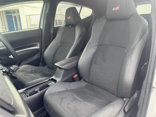 トヨタ アクア GRスポーツ 広島県 2024(令6)年 2.3万km プラチナホワイトパールマイカ ワンオーナー/トヨタチームメイト/・アドバンストパーク/・シースルー機能付パノラミックビューモニター/・パーキングサポートブレーキ/10.5インチディスプレーオーディオ/・Bluetooth/ブラインドスポットモニター/コンフォートパッケージ/・D席イージーリターン機能/・シートヒーター/・N席シートバックポケット/・ステアリングヒーター/ドライブレコーダー付自動防眩インナーミラー/セーフティーセンス/・プリクラッシュセーフティ/・レーントレーシングアシスト/・レーダークルーズコントロール/・オートマチックハイビーム/・ロードサインアシスト