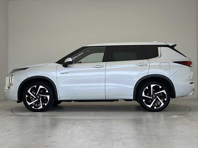 三菱 アウトランダー ＰＨＥＶ P 愛知県 2022(令4)年 1.2万km ホワイトダイヤモンド マイパイロット/衝突軽減システム/BOSEプレミアムサウンド/純正９型ディスプレイオーディオ（ナビあり）/全方位カメラ/サンルーフ/レーダークルーズコントロール/シートヒーター/フルセグ/Bluetooth/バックカメラ/電動リアゲート/ヘッドアップディスプレイ/パワーシート/純正アルミホイール/ETC2.0/ブラインドスポットモニター/LEDヘッドライト/ステアリングヒーター/パドルシフト/電動リアゲート/ダウンヒルアシストコントロール/置くだけ充電器/オートマチックハイビーム/ステアリングスイッチ/スマートキー/プッシュスタート