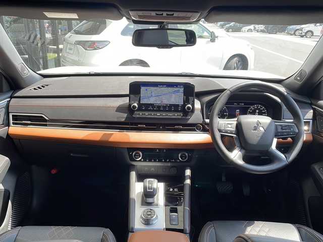 三菱 アウトランダー ＰＨＥＶ P 愛知県 2022(令4)年 1.2万km ホワイトダイヤモンド マイパイロット/衝突軽減システム/BOSEプレミアムサウンド/純正９型ディスプレイオーディオ（ナビあり）/全方位カメラ/サンルーフ/レーダークルーズコントロール/シートヒーター/フルセグ/Bluetooth/バックカメラ/電動リアゲート/ヘッドアップディスプレイ/パワーシート/純正アルミホイール/ETC2.0/ブラインドスポットモニター/LEDヘッドライト/ステアリングヒーター/パドルシフト/電動リアゲート/ダウンヒルアシストコントロール/置くだけ充電器/オートマチックハイビーム/ステアリングスイッチ/スマートキー/プッシュスタート