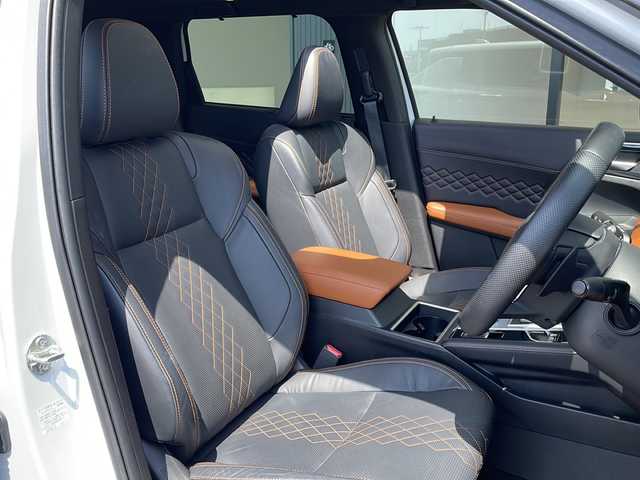三菱 アウトランダー ＰＨＥＶ P 愛知県 2022(令4)年 1.2万km ホワイトダイヤモンド マイパイロット/衝突軽減システム/BOSEプレミアムサウンド/純正９型ディスプレイオーディオ（ナビあり）/全方位カメラ/サンルーフ/レーダークルーズコントロール/シートヒーター/フルセグ/Bluetooth/バックカメラ/電動リアゲート/ヘッドアップディスプレイ/パワーシート/純正アルミホイール/ETC2.0/ブラインドスポットモニター/LEDヘッドライト/ステアリングヒーター/パドルシフト/電動リアゲート/ダウンヒルアシストコントロール/置くだけ充電器/オートマチックハイビーム/ステアリングスイッチ/スマートキー/プッシュスタート