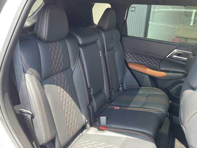 三菱 アウトランダー ＰＨＥＶ P 愛知県 2022(令4)年 1.2万km ホワイトダイヤモンド マイパイロット/衝突軽減システム/BOSEプレミアムサウンド/純正９型ディスプレイオーディオ（ナビあり）/全方位カメラ/サンルーフ/レーダークルーズコントロール/シートヒーター/フルセグ/Bluetooth/バックカメラ/電動リアゲート/ヘッドアップディスプレイ/パワーシート/純正アルミホイール/ETC2.0/ブラインドスポットモニター/LEDヘッドライト/ステアリングヒーター/パドルシフト/電動リアゲート/ダウンヒルアシストコントロール/置くだけ充電器/オートマチックハイビーム/ステアリングスイッチ/スマートキー/プッシュスタート