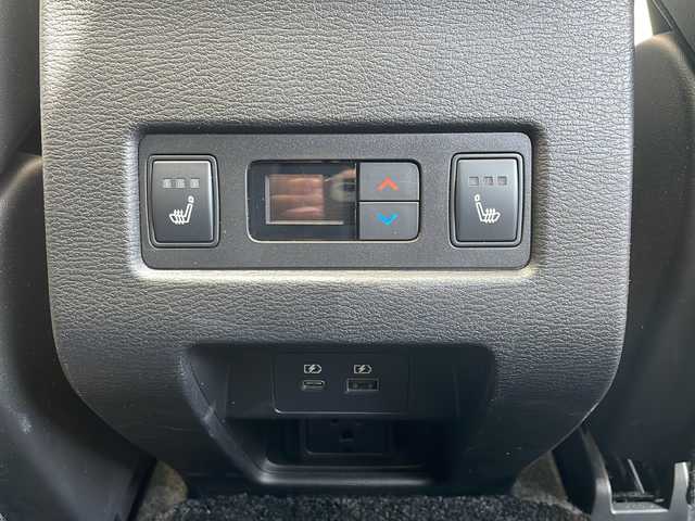 三菱 アウトランダー ＰＨＥＶ P 愛知県 2022(令4)年 1.2万km ホワイトダイヤモンド マイパイロット/衝突軽減システム/BOSEプレミアムサウンド/純正９型ディスプレイオーディオ（ナビあり）/全方位カメラ/サンルーフ/レーダークルーズコントロール/シートヒーター/フルセグ/Bluetooth/バックカメラ/電動リアゲート/ヘッドアップディスプレイ/パワーシート/純正アルミホイール/ETC2.0/ブラインドスポットモニター/LEDヘッドライト/ステアリングヒーター/パドルシフト/電動リアゲート/ダウンヒルアシストコントロール/置くだけ充電器/オートマチックハイビーム/ステアリングスイッチ/スマートキー/プッシュスタート