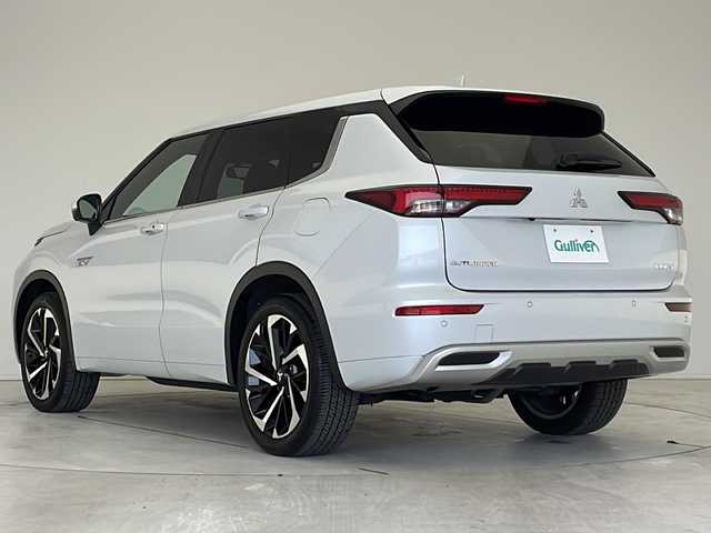 三菱 アウトランダー ＰＨＥＶ P 愛知県 2022(令4)年 1.2万km ホワイトダイヤモンド マイパイロット/衝突軽減システム/BOSEプレミアムサウンド/純正９型ディスプレイオーディオ（ナビあり）/全方位カメラ/サンルーフ/レーダークルーズコントロール/シートヒーター/フルセグ/Bluetooth/バックカメラ/電動リアゲート/ヘッドアップディスプレイ/パワーシート/純正アルミホイール/ETC2.0/ブラインドスポットモニター/LEDヘッドライト/ステアリングヒーター/パドルシフト/電動リアゲート/ダウンヒルアシストコントロール/置くだけ充電器/オートマチックハイビーム/ステアリングスイッチ/スマートキー/プッシュスタート
