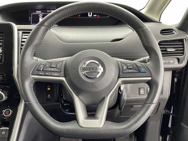日産 セレナ ハイウェイスター Vセレクション 千葉県 2018(平30)年 8.1万km ダイヤモンドブラック セーフティパックB/・プロパイロット/・車線逸脱防止支援/・アラウンドビューモニター/・踏み間違い防止アシスト/・ふらつき警報/純正メモリーナビ/・Bluetooth接続/・CD/DVD再生/・ワンセグTV/純正フリップダウンモニター/バックカメラ 全方位カメラ/両側パワースライドドア/デジタルインナーミラー/スマートキー/LEDヘッドライト/ETC