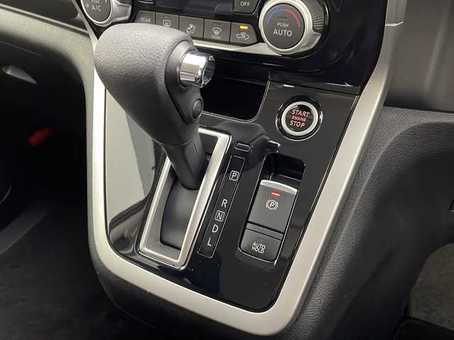 日産 セレナ ハイウェイスター Vセレクション 千葉県 2018(平30)年 8.1万km ダイヤモンドブラック セーフティパックB/・プロパイロット/・車線逸脱防止支援/・アラウンドビューモニター/・踏み間違い防止アシスト/・ふらつき警報/純正メモリーナビ/・Bluetooth接続/・CD/DVD再生/・ワンセグTV/純正フリップダウンモニター/バックカメラ 全方位カメラ/両側パワースライドドア/デジタルインナーミラー/スマートキー/LEDヘッドライト/ETC