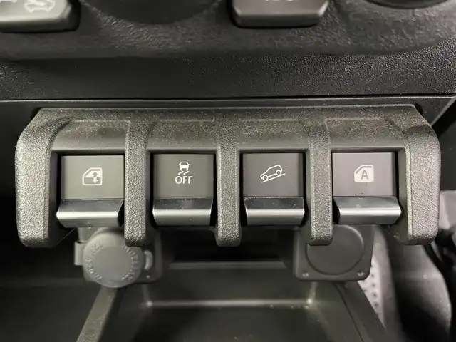 スズキ ジムニー XC 富山県 2022(令4)年 2万km ミディアムグレー 4WD/ワンオーナー/純正SDナビ（CN-RZ775W）/地図SD未着のため動作未確認/クルーズコントロール/レーンアシスト/ドライブレコーダー/前席シートヒーター/アイドリングストップ/プッシュスタート/スマートキー/ステアリングスイッチ/ダウンヒルアシストコントロール/衝突被害軽減システム/盗難防止装置/横滑り防止装置/純正16インチAW/純正ドアバイザー/LEDヘッドライト