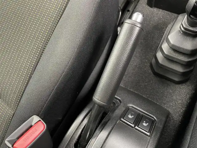 スズキ ジムニー XC 富山県 2022(令4)年 2万km ミディアムグレー 4WD/ワンオーナー/純正SDナビ（CN-RZ775W）/地図SD未着のため動作未確認/クルーズコントロール/レーンアシスト/ドライブレコーダー/前席シートヒーター/アイドリングストップ/プッシュスタート/スマートキー/ステアリングスイッチ/ダウンヒルアシストコントロール/衝突被害軽減システム/盗難防止装置/横滑り防止装置/純正16インチAW/純正ドアバイザー/LEDヘッドライト