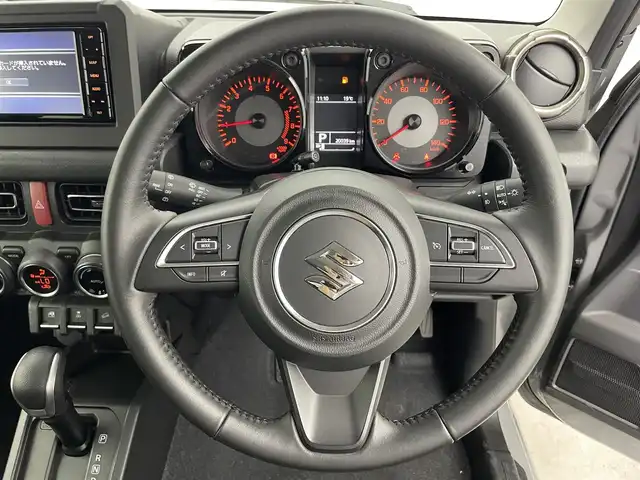 スズキ ジムニー XC 富山県 2022(令4)年 2万km ミディアムグレー 4WD/ワンオーナー/純正SDナビ（CN-RZ775W）/地図SD未着のため動作未確認/クルーズコントロール/レーンアシスト/ドライブレコーダー/前席シートヒーター/アイドリングストップ/プッシュスタート/スマートキー/ステアリングスイッチ/ダウンヒルアシストコントロール/衝突被害軽減システム/盗難防止装置/横滑り防止装置/純正16インチAW/純正ドアバイザー/LEDヘッドライト