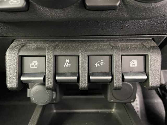 スズキ ジムニー XC 富山県 2022(令4)年 2万km ミディアムグレー 4WD/ワンオーナー/純正SDナビ（CN-RZ775W）/地図SD未着のため動作未確認/クルーズコントロール/レーンアシスト/ドライブレコーダー/前席シートヒーター/アイドリングストップ/プッシュスタート/スマートキー/ステアリングスイッチ/ダウンヒルアシストコントロール/衝突被害軽減システム/盗難防止装置/横滑り防止装置/純正16インチAW/純正ドアバイザー/LEDヘッドライト