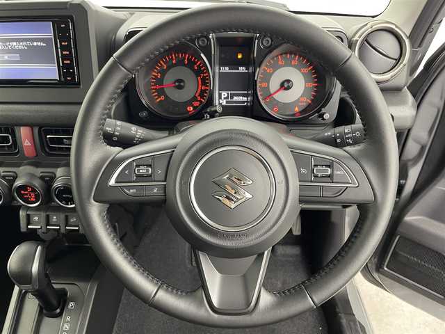 スズキ ジムニー XC 富山県 2022(令4)年 2万km ミディアムグレー 4WD/ワンオーナー/純正SDナビ（CN-RZ775W）/地図SD未着のため動作未確認/クルーズコントロール/レーンアシスト/ドライブレコーダー/前席シートヒーター/アイドリングストップ/プッシュスタート/スマートキー/ステアリングスイッチ/ダウンヒルアシストコントロール/衝突被害軽減システム/盗難防止装置/横滑り防止装置/純正16インチAW/純正ドアバイザー/LEDヘッドライト